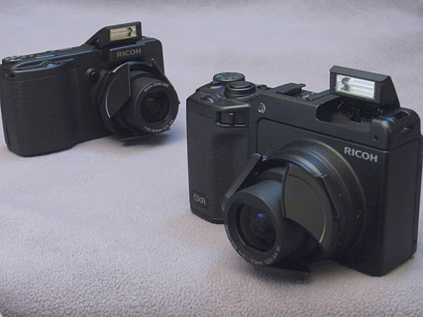 RICOH GXR（右）と同GX200