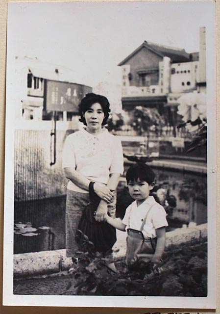 田園調布駅前で母と（昭和30年代後半）