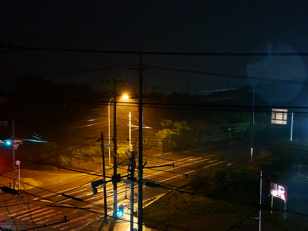 台風の夜（港湾施設も闇の中）