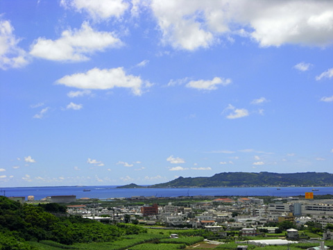 沖縄本島中部から南部方向