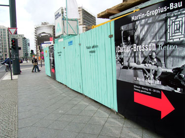 ベルリン市内のブレッソン写真展広告