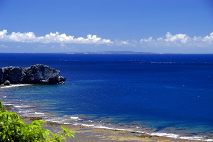沖縄本島最北端から与論島を望む