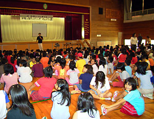 具志川小学校での講演と給食