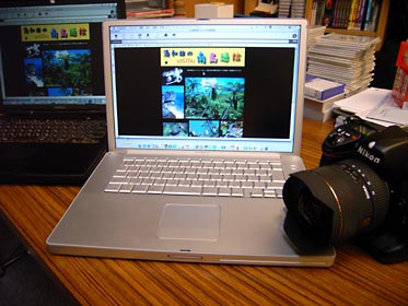 PowerBook G4（中央）とG3（左奥）とNikonD2X