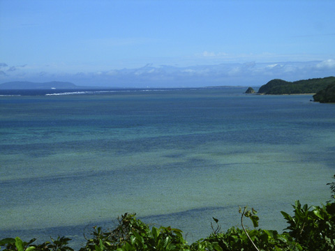 石垣島と竹富島を望む